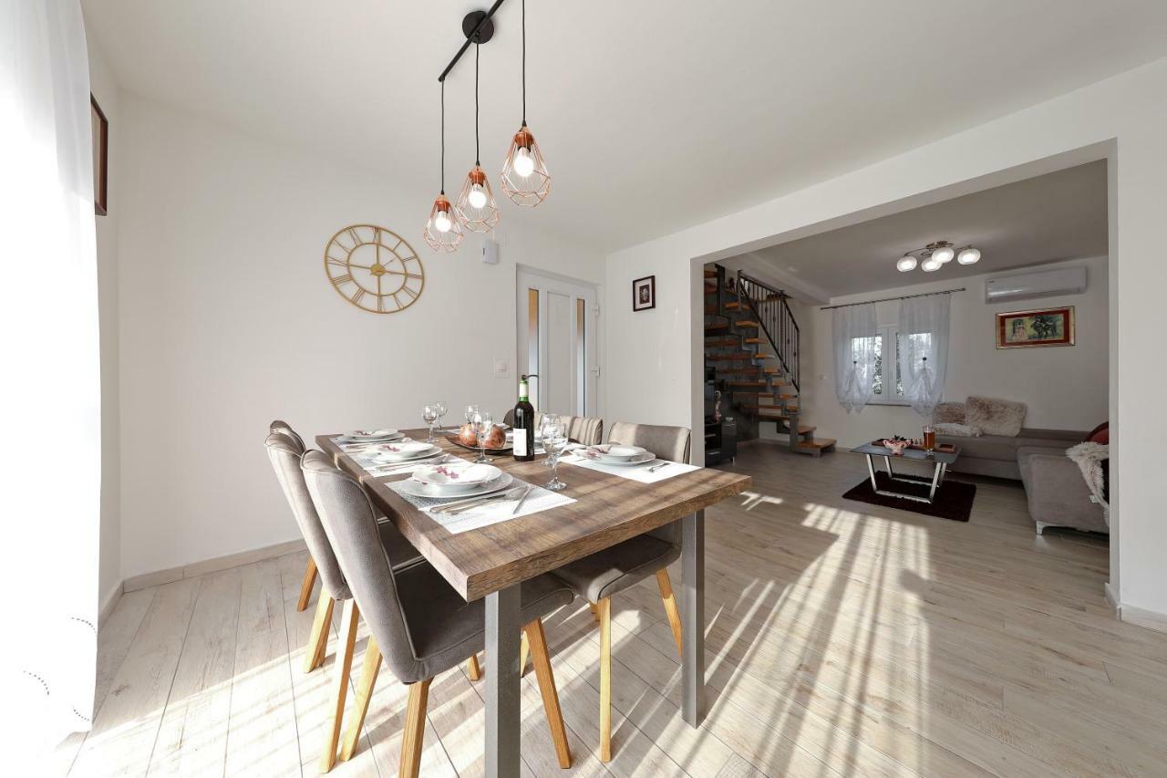 Holiday Home Hrast Debeljak Extérieur photo