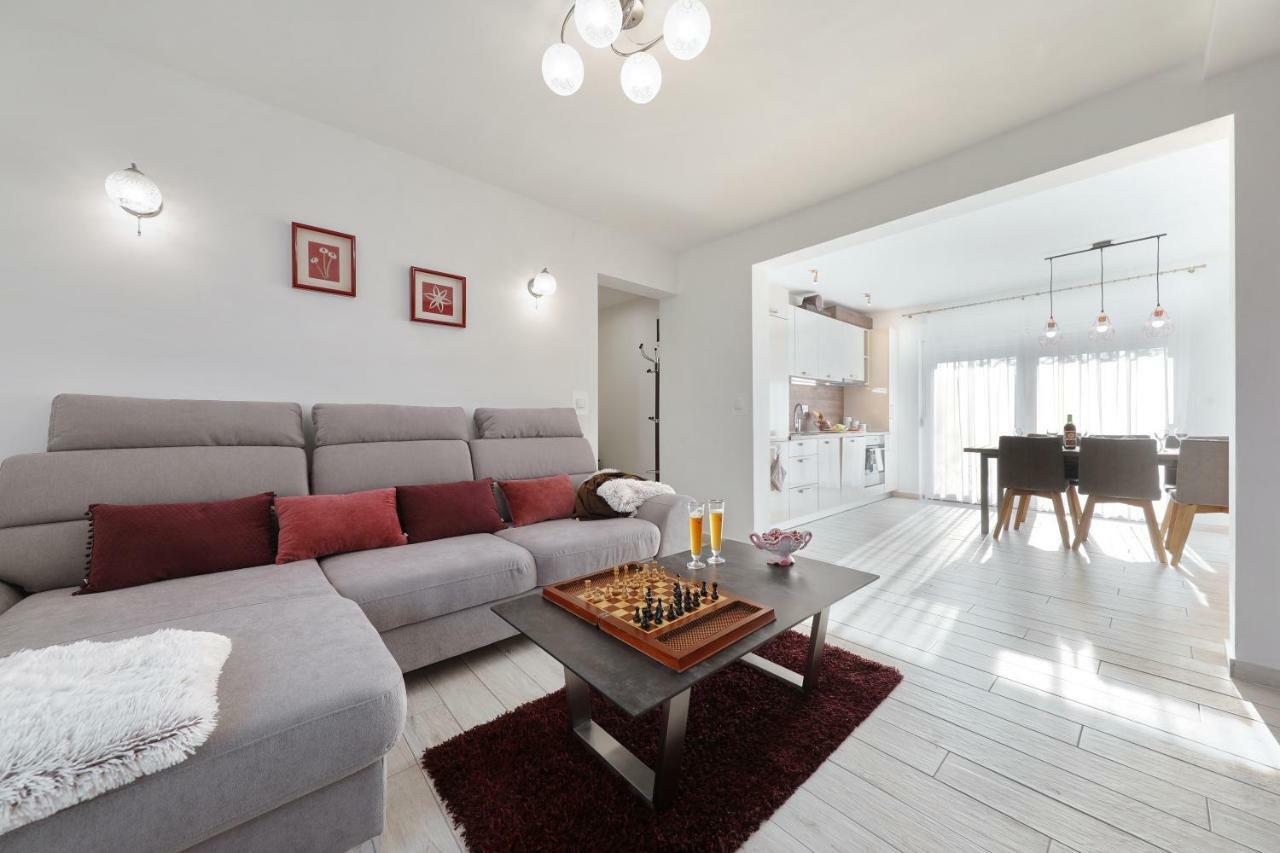 Holiday Home Hrast Debeljak Extérieur photo