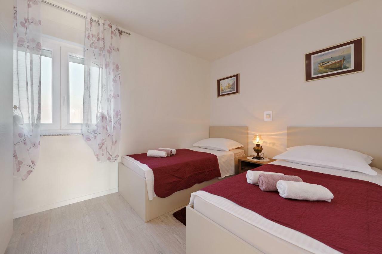 Holiday Home Hrast Debeljak Extérieur photo