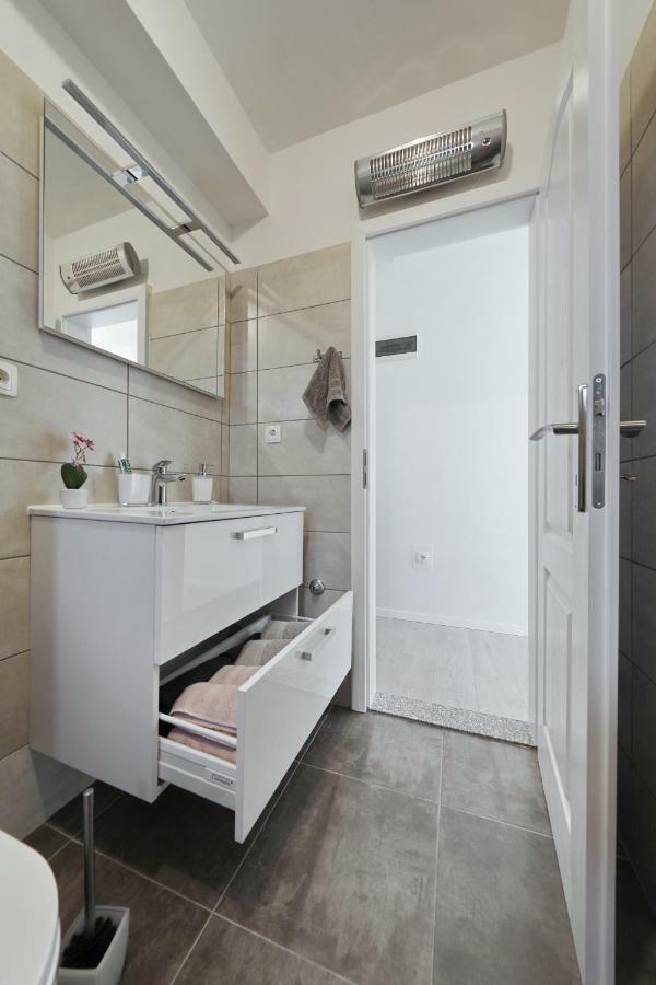 Holiday Home Hrast Debeljak Extérieur photo